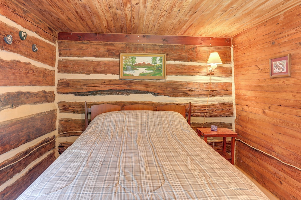 5 Mi to State Parks: Penfield Cabin w/ Fire Pit!