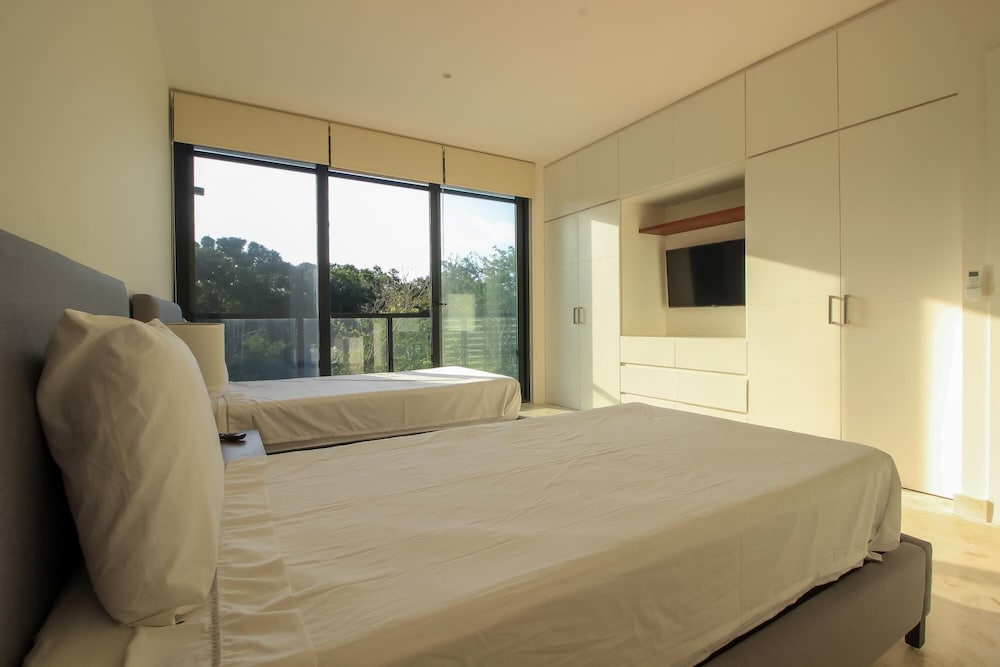 Lovely Charming Condo With Balcony and Great Pool Facilities view 2