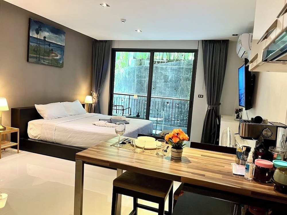 Emerald 211 - Studio With Balcony and Shared Pool