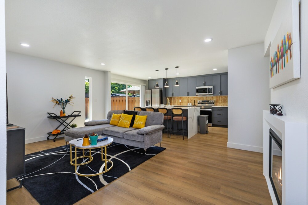 Comfy Stay in Bellevue w Parking Included
