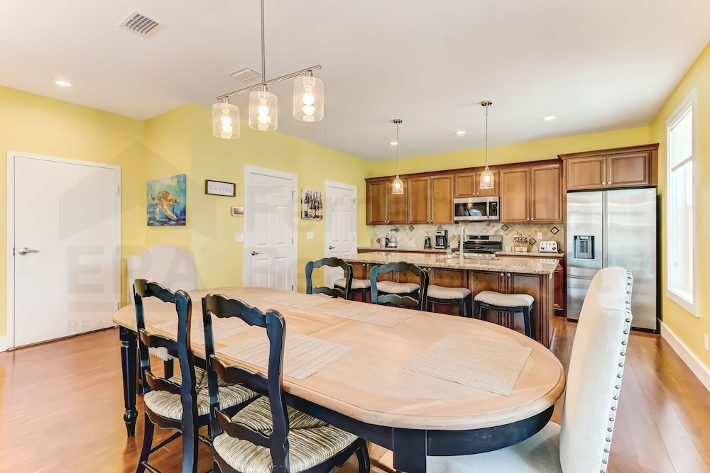 391 South Fletcher 7 Bedroom Home by RedAwning