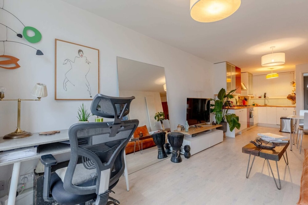 Stunning 1BD Flat w/ Garden Area, Kentish Town!
