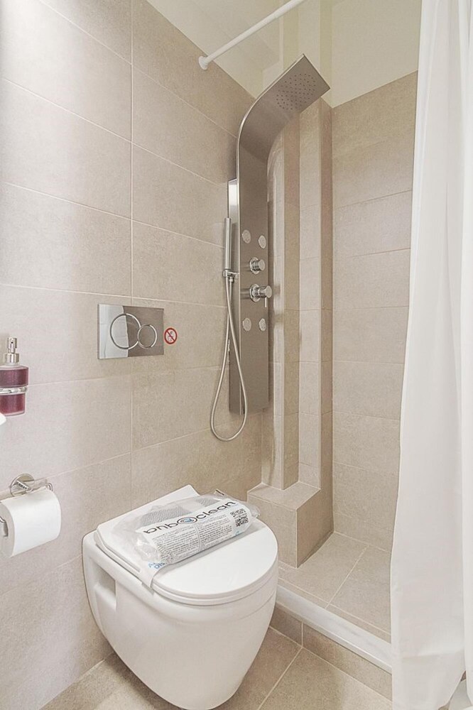 Modern Athens Studio by Cloudkeys en Athens — bathroom