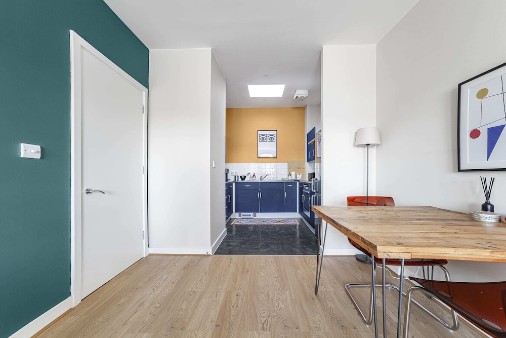 Sunny Shoreditch Oasis: Canal Views & Urban Charm