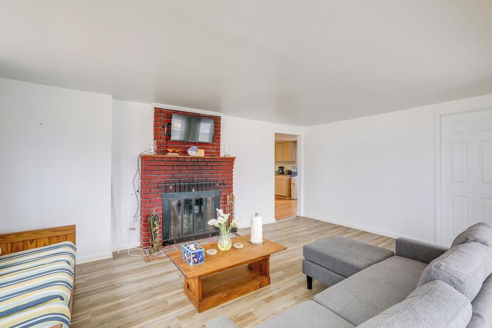 Walk to Bay & Ocean: Pet-friendly Surf City Apt