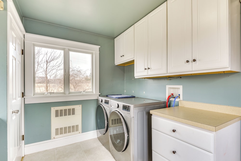 3 Blocks to Lake Ontario: Getaway in Cape Vincent!