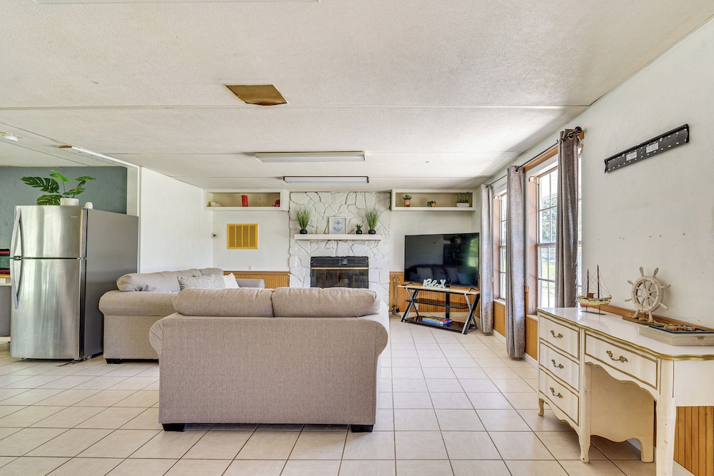 2 Mi to Manatees: Homosassa Home w/ Lanai!
