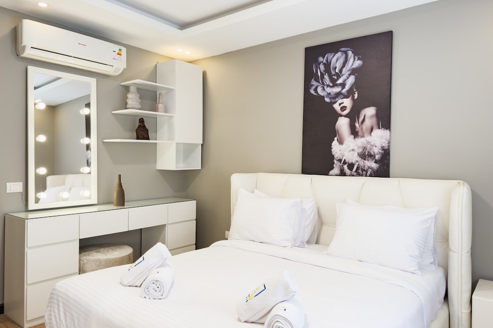 Flattering 2bdr - 5 min to Airport