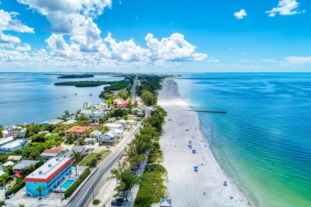 Cottage Haven-one Minute Walk To The Beach-private Yards-keyless Locks