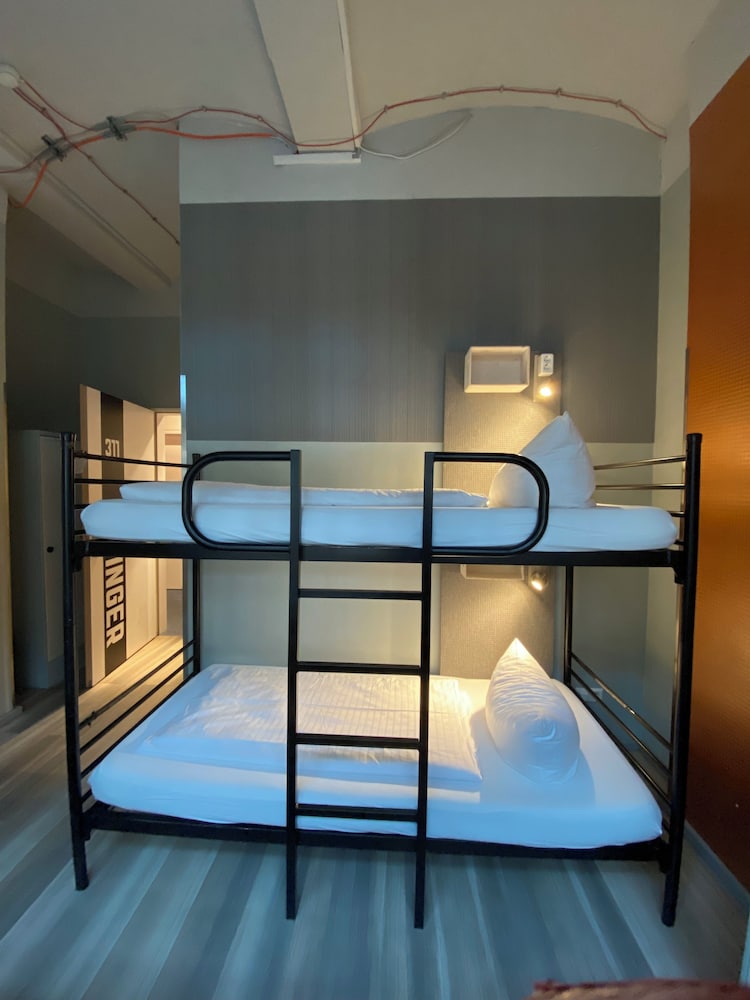 Singer109 Hostel