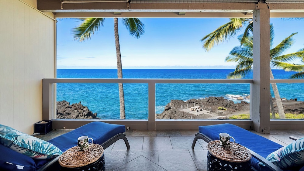 Oceanfront Penthouse With Sunset Views, A/C and Wraparound Lanai! - Vrkcv