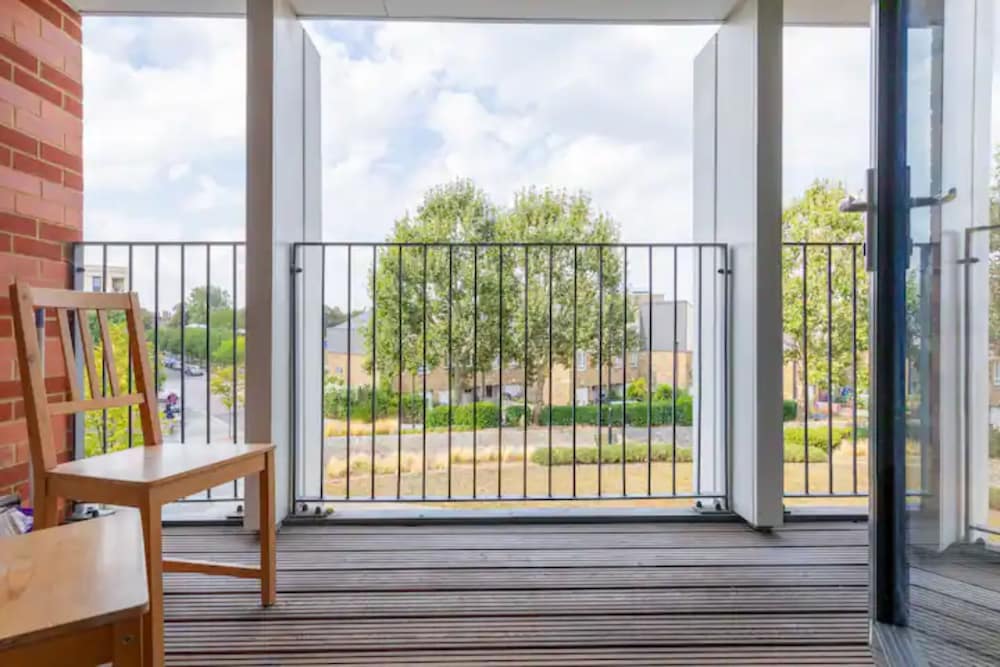 Vibrant 1BD Flat w/ Private Balcony, Camberwell!