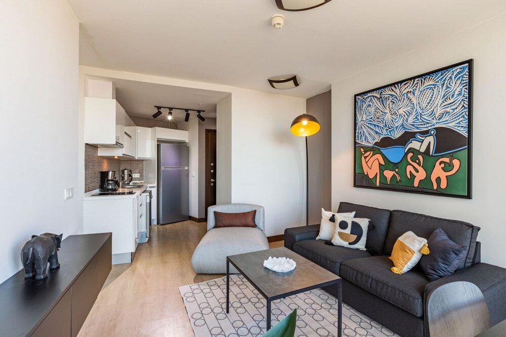 Charming Flat With Gorgeous City View in Atasehir