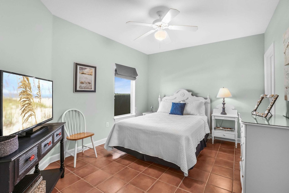 Admirals Quarters 508- Luxury Beachfront Condo 3 Bedrooms 3 Baths 5th Floor