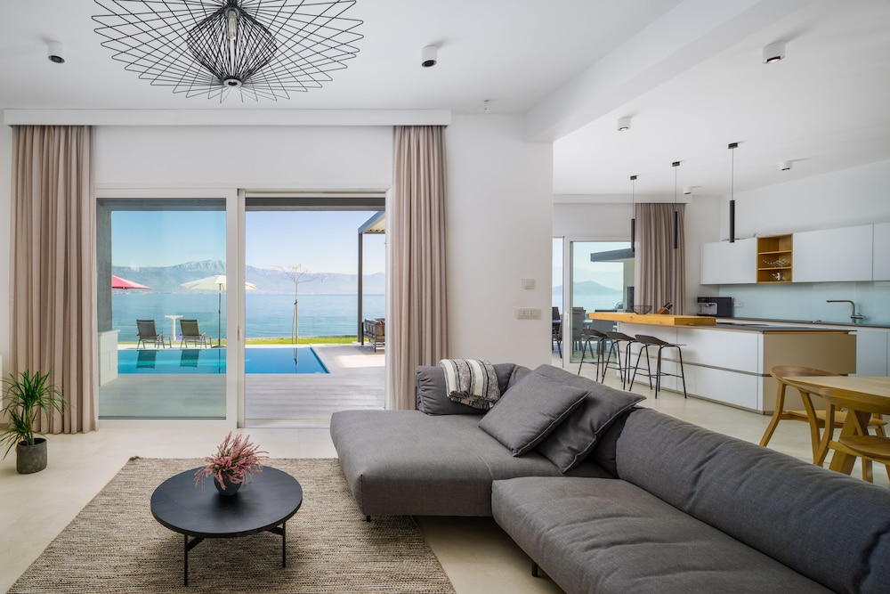Acadia Beach Villas & Apartments, Slatine