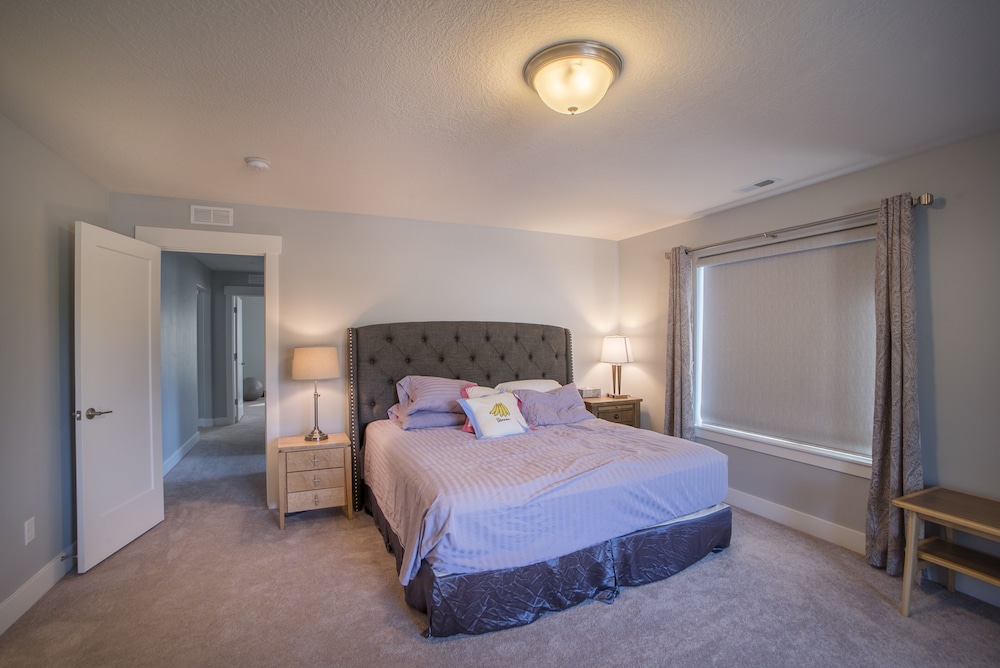 Family Vacation~crater Hot Spring, Tubing & Ice Skating~kanton 3 Bedroom Apts by RedAwning view 4