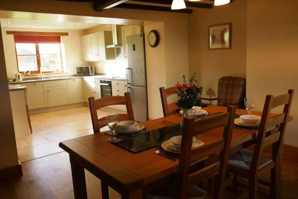 Cherry Trees - 2 Bedrooms -pets Ok - Woodburner