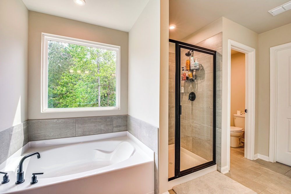 11 Mi to Dtwn: Luxe Atlanta Retreat w/ Deck & Yard