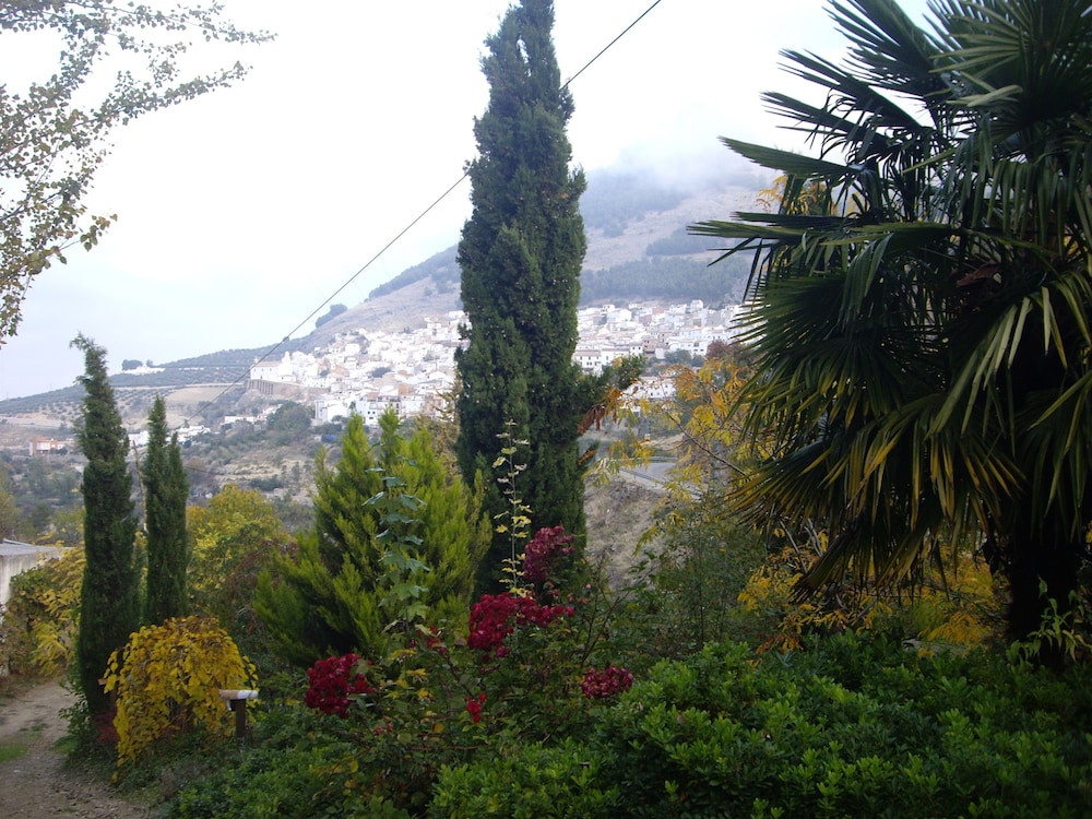 La Casita con jardín frente a la cascada