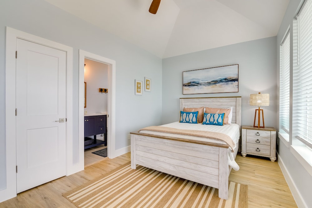 Steps to Beach: Vibrant House in Galveston!