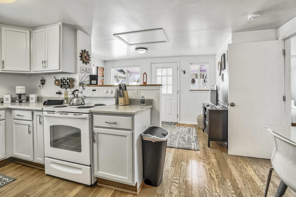 1BR Colorado Cottage Charm Hiking and Broadmoor view 4