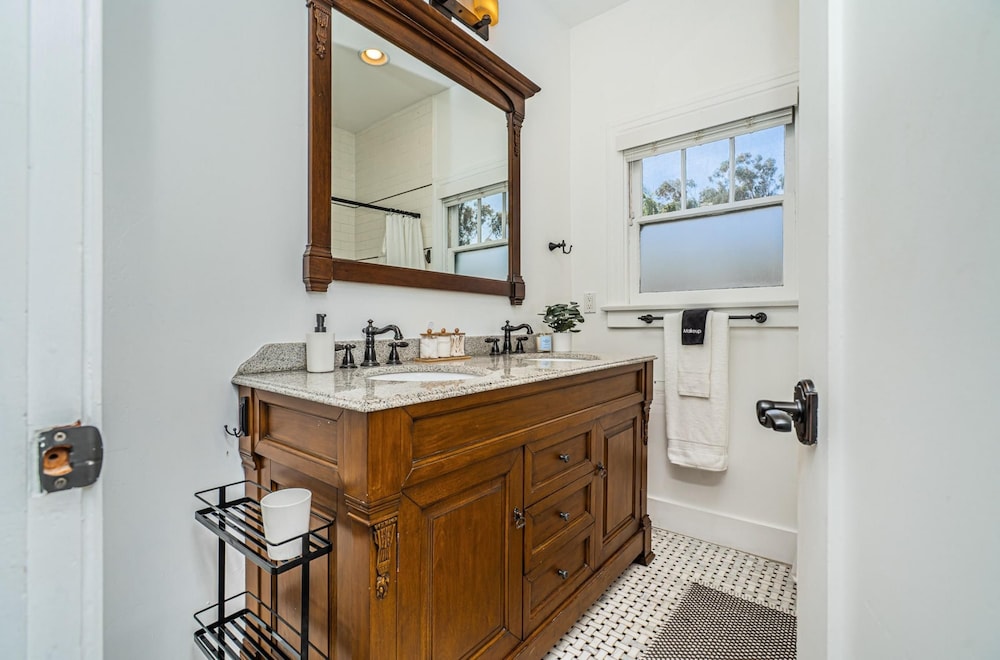 Spacious 5 BR Near Heart of South Park