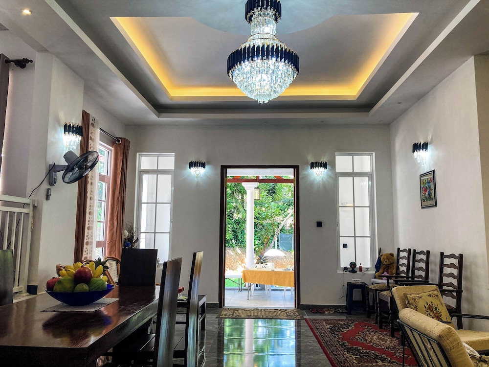 Queen's Villa