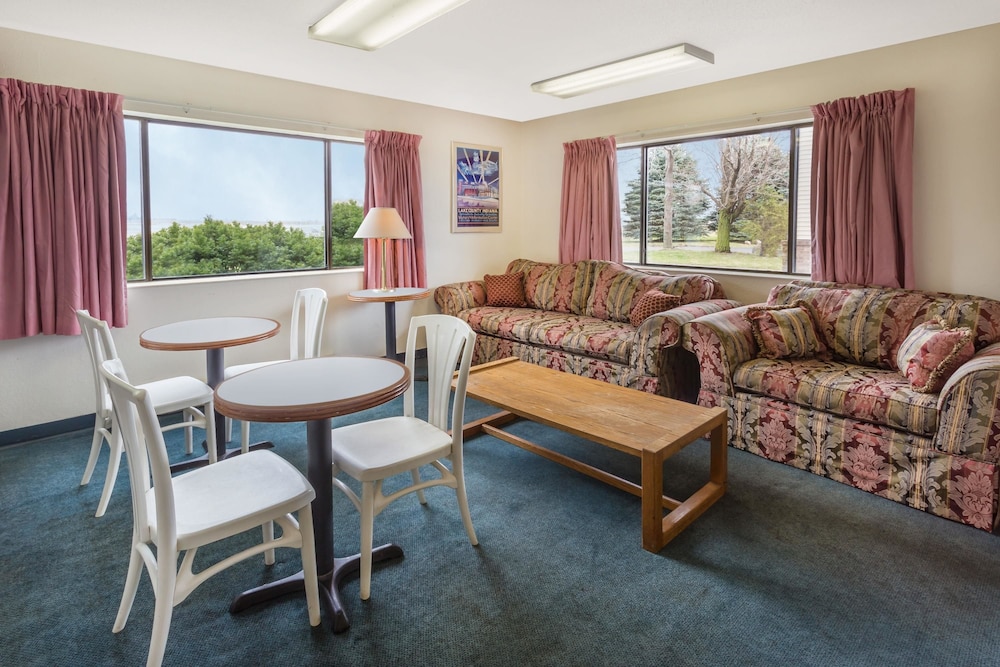 Super 8 by Wyndham Hebron Lowell Area view 3