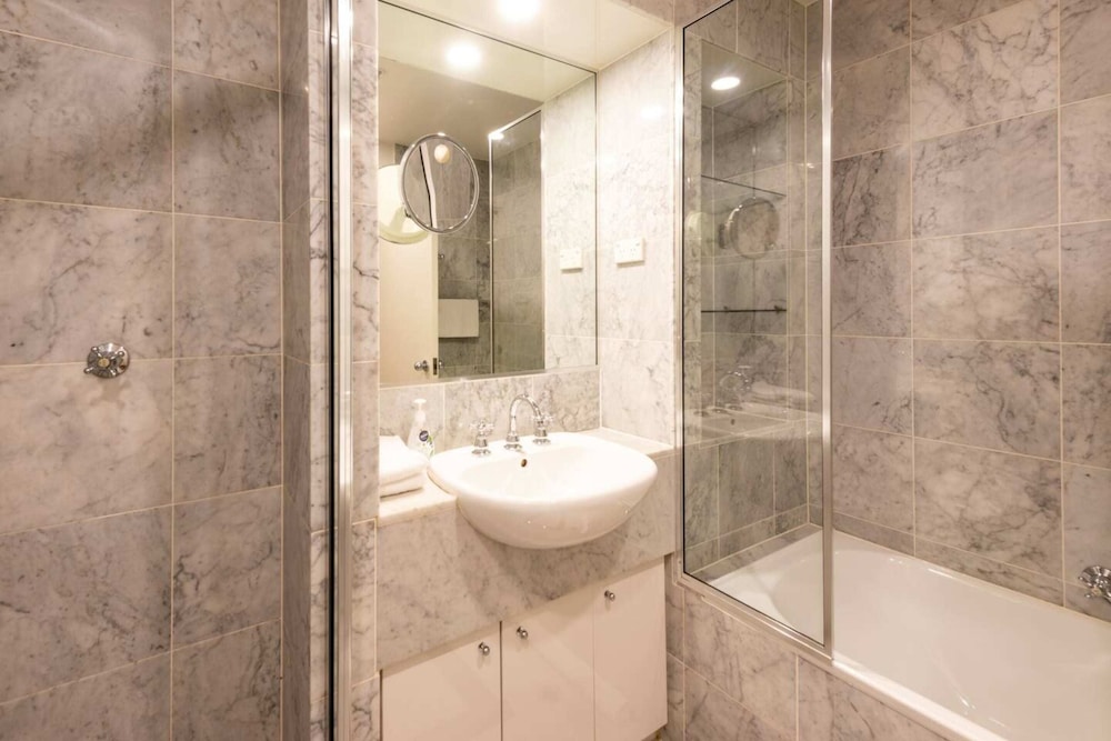 Spacious 3-bed Unit in Melbourne CBD w/ Pool & Gym