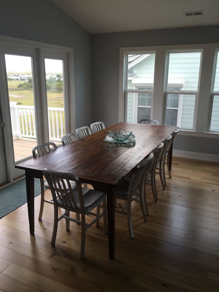 Best Day Ever 4 Bedroom Home by RedAwning