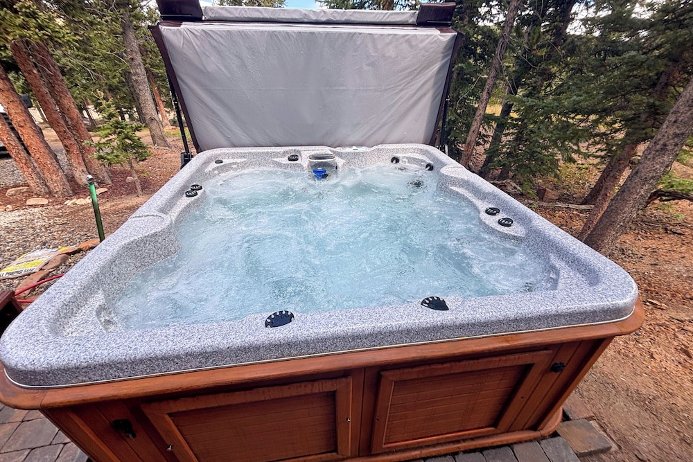 Hot Tub + Game Room: Fairplay Cabin Near Hiking