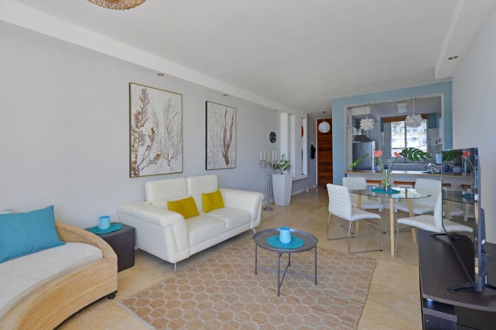 Top-floor 2-bed Beachfront Sunny Camps Bay Views