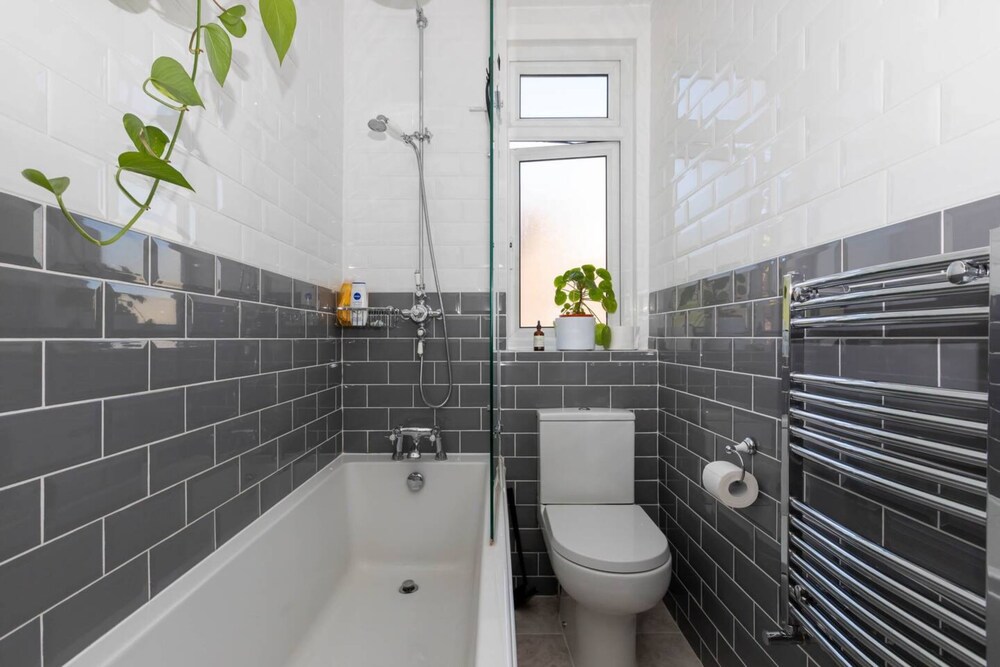 Bright 1 Bedroom Flat Near the Tube