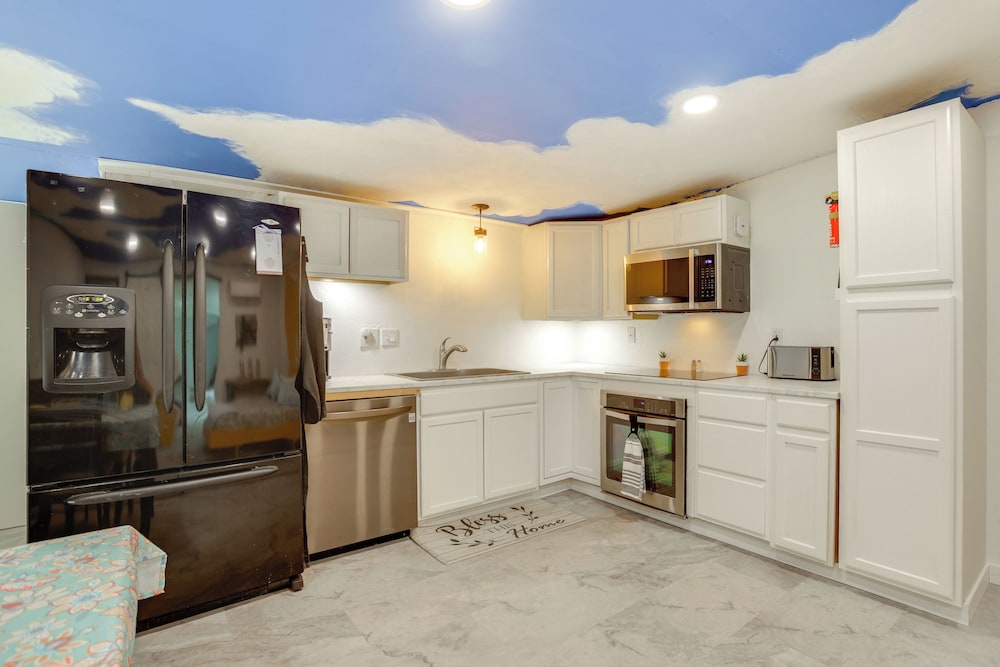 Aircraft Tours! Fly-in Hangar Apt in New Waverly
