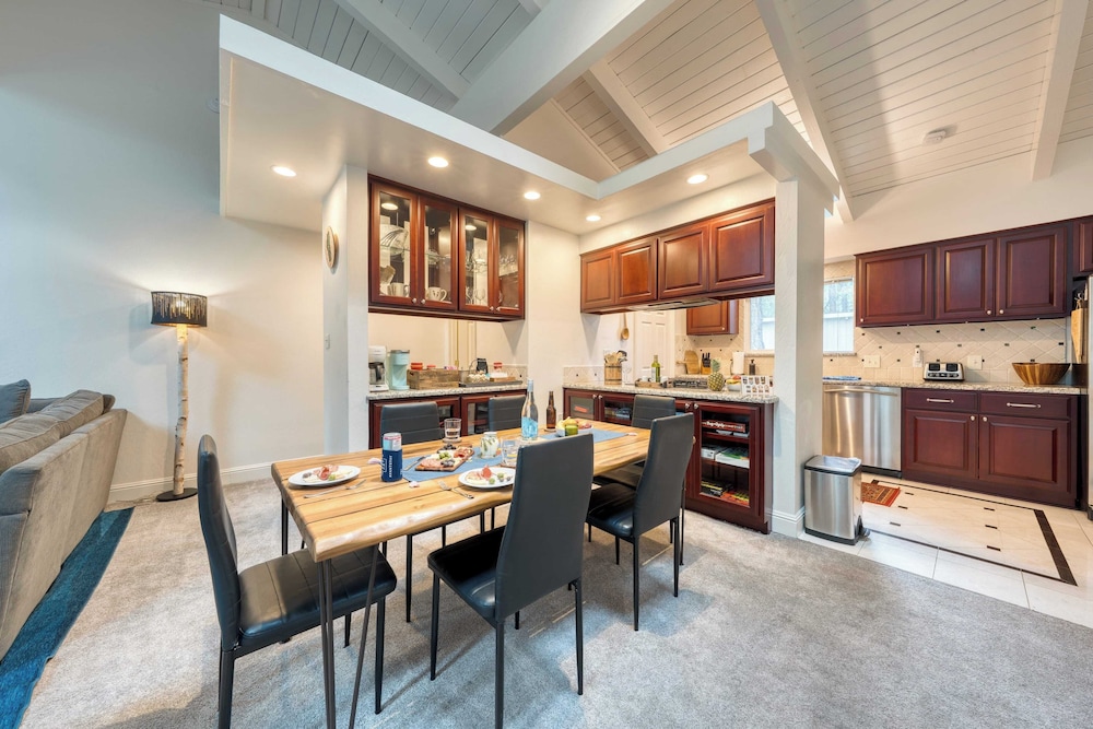 Ski Way by Avantstay Cozy Tahoe Home w/ Fireplace & Balcony