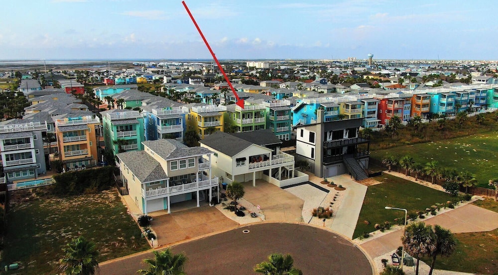Walk to the Beach Ocean Views, Balcony Dining & Open Living Beachview 54 by Avantstay