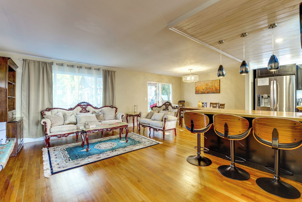 Family Retreat w/ Hot Tub & Game Room in Everett!
