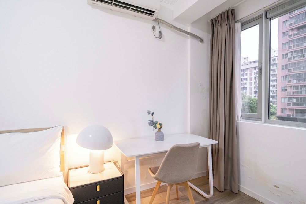Tyms 4BR 2BA APT Riverside