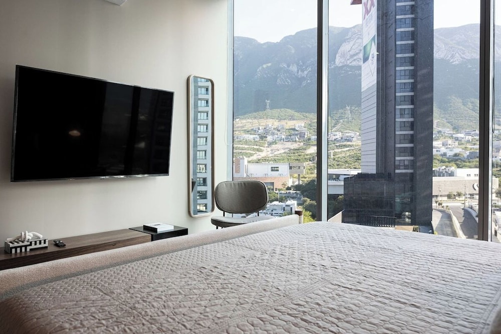 Modern Apts w Pool & Mountain View