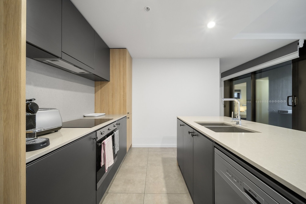 Chic Inner-city 2-bed Abode With Pool, Gym & Sauna