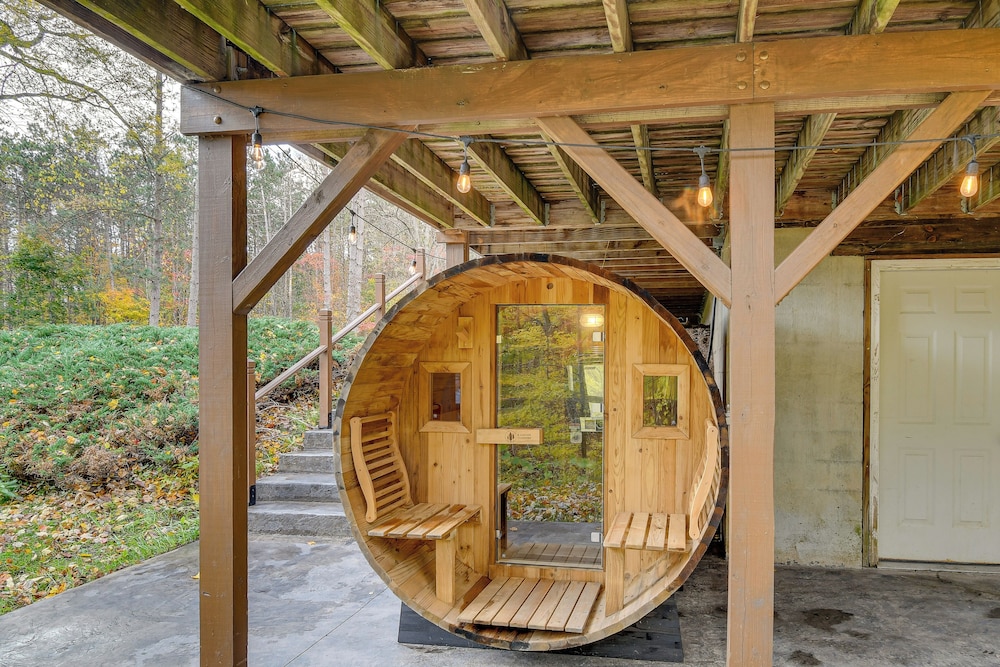 Private Hannibal Cabin With Sauna & Hot Tub!