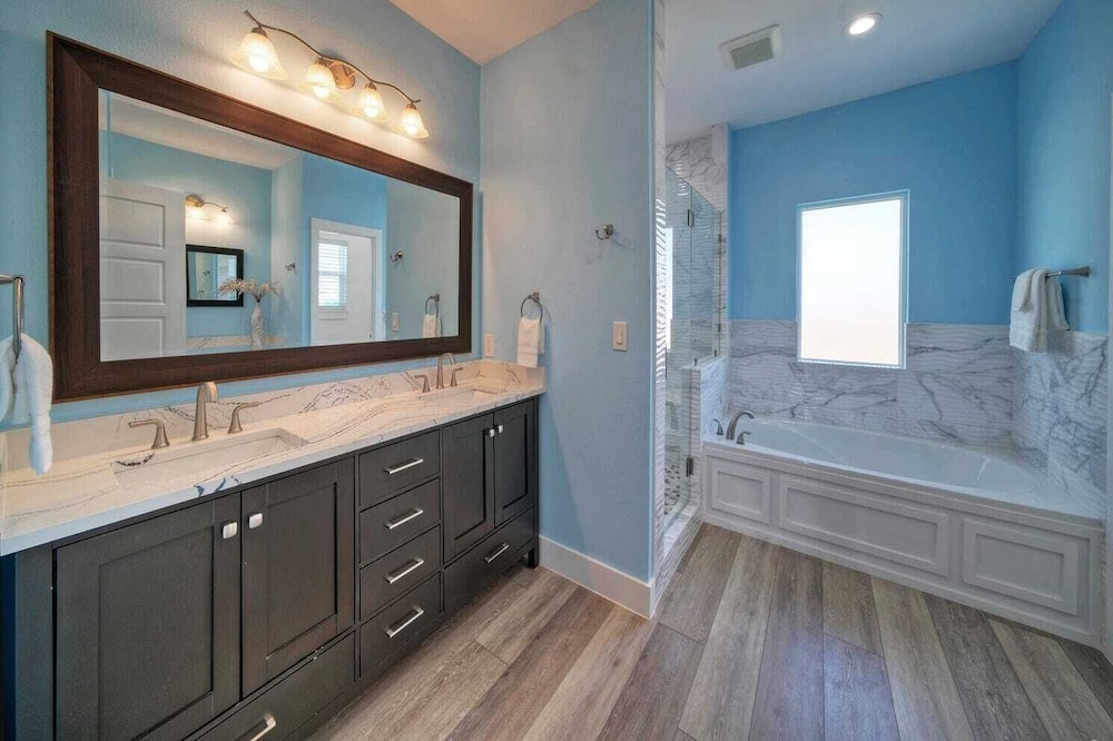 Sleeps 22! 2 Homes Priv Pool, Putting Green, Bar, Deck, Prime Port A Location