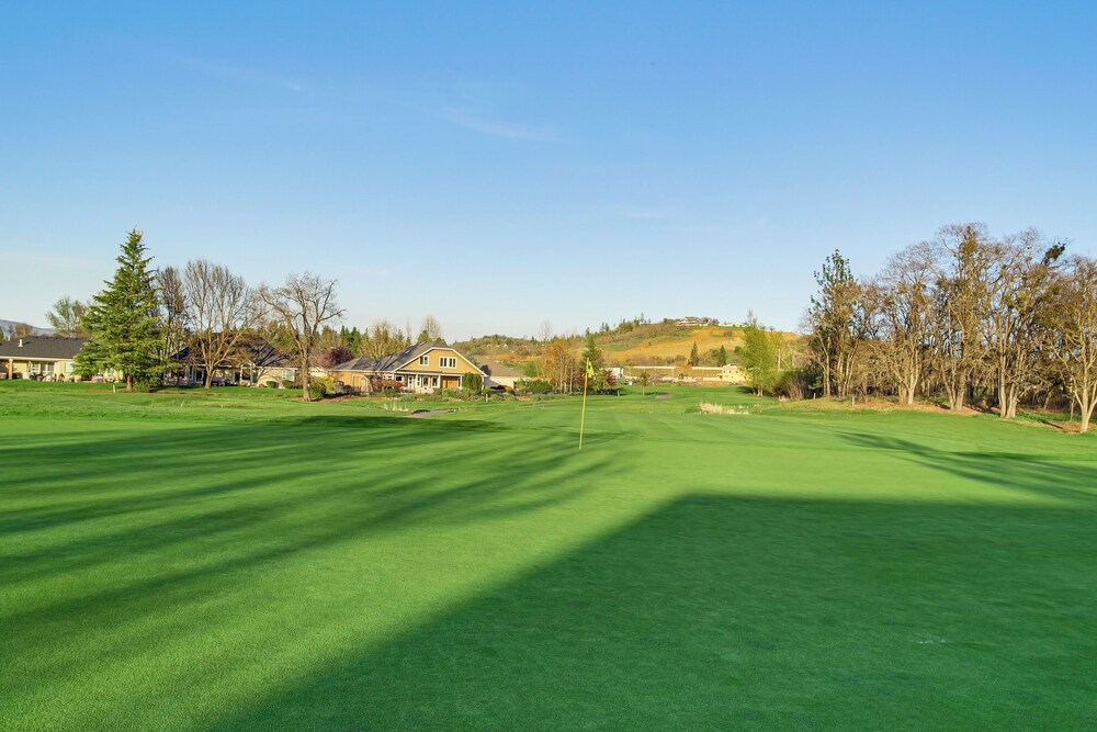 Eagle Point Golf Retreat: Pool Access + Patio!