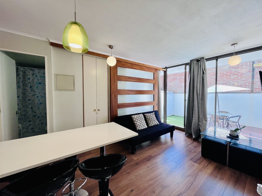 Urban Yard Bus Terminal Home Office Pool Wifi