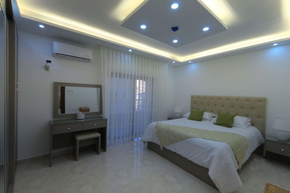 Amazing one Bedroom Apartment in Amman,elwebdah 3 view 5