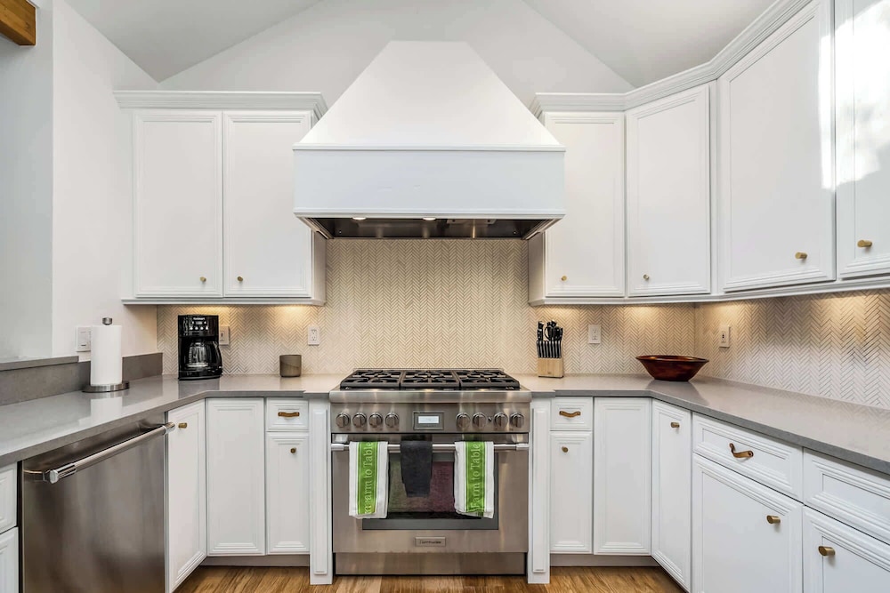 Evergreen Escape Home for 12