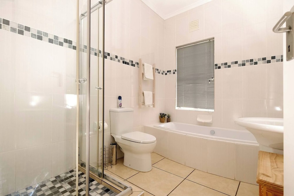The Pelican - Stunning 3-bedroom Holiday Home in Langebaan