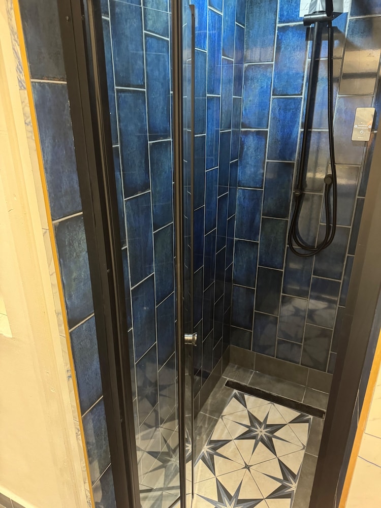 Gloucester - Apartment - Sleeps 2 - Parking - 97ws