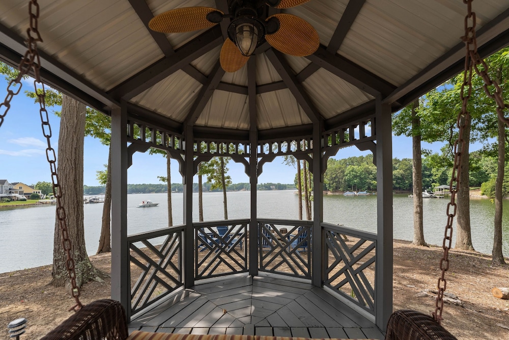Paradise Pointe by Avantstay Lakefront Views Playset
