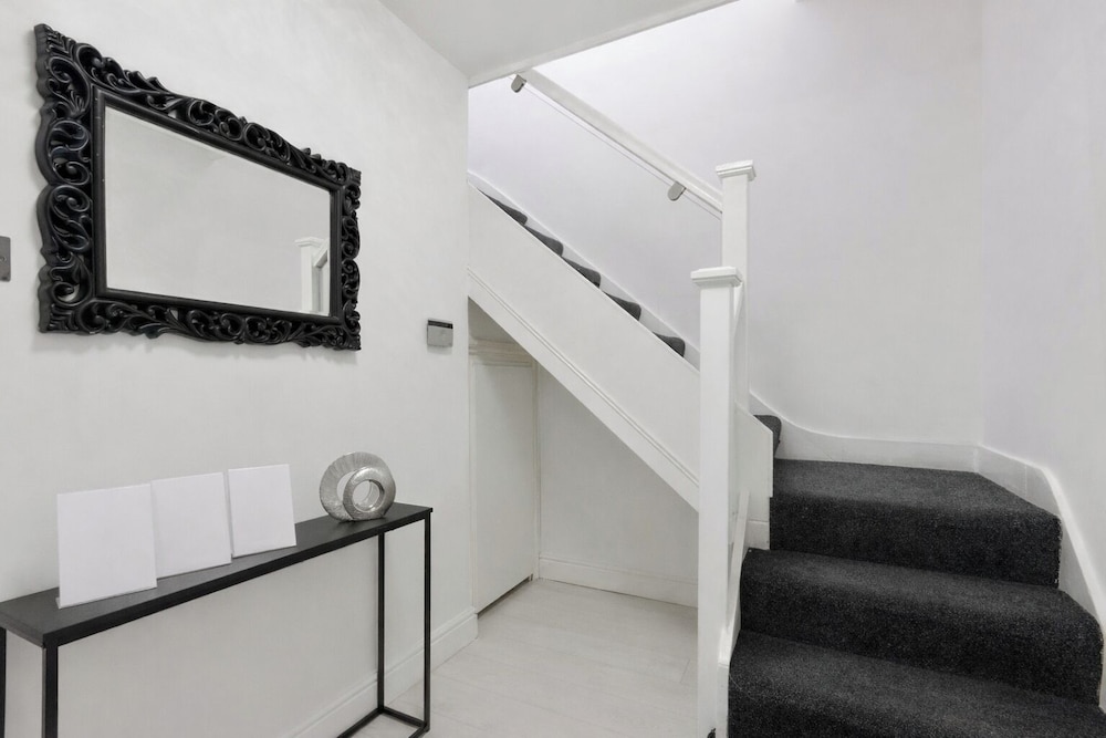 4 Bed - Sleeps 9 - Free Parking - 20 min Gatwick